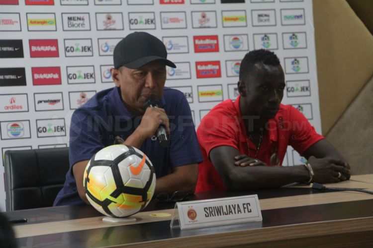 Pelatih SFC, Rahmad Darmawan dan Makan Konate saat konferensi pers Copyright: © Fitra Herdian/INDOSPORT