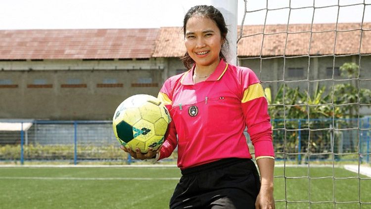 Deliana Fatmawati, wasit wanita Indonesia berlisensi FIFA. Copyright: © Internet