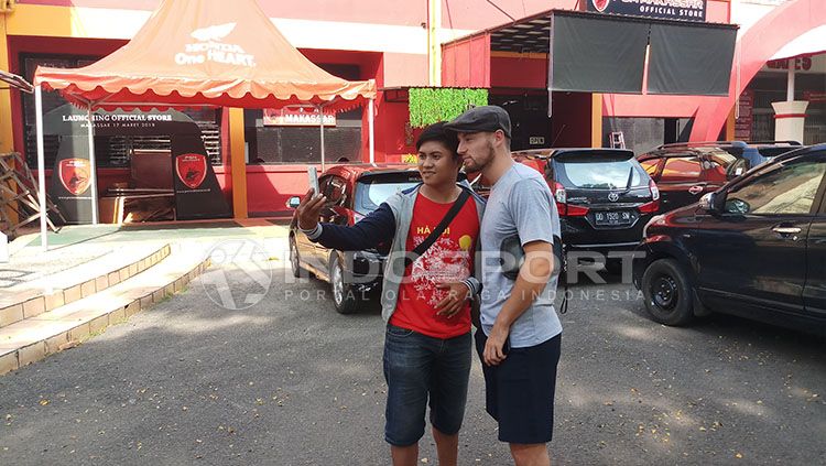 Duel antara Evan Dimas (kiri) dengan Marc Anthony Klok. Copyright: Â© Herry Ibrahim/INDOSPORT