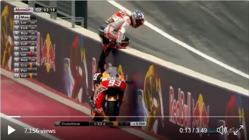 Mar Marquez memanjat pembatas lintasan dan 'parkir liar' motornya. Copyright: © twitter.com/MotoGP