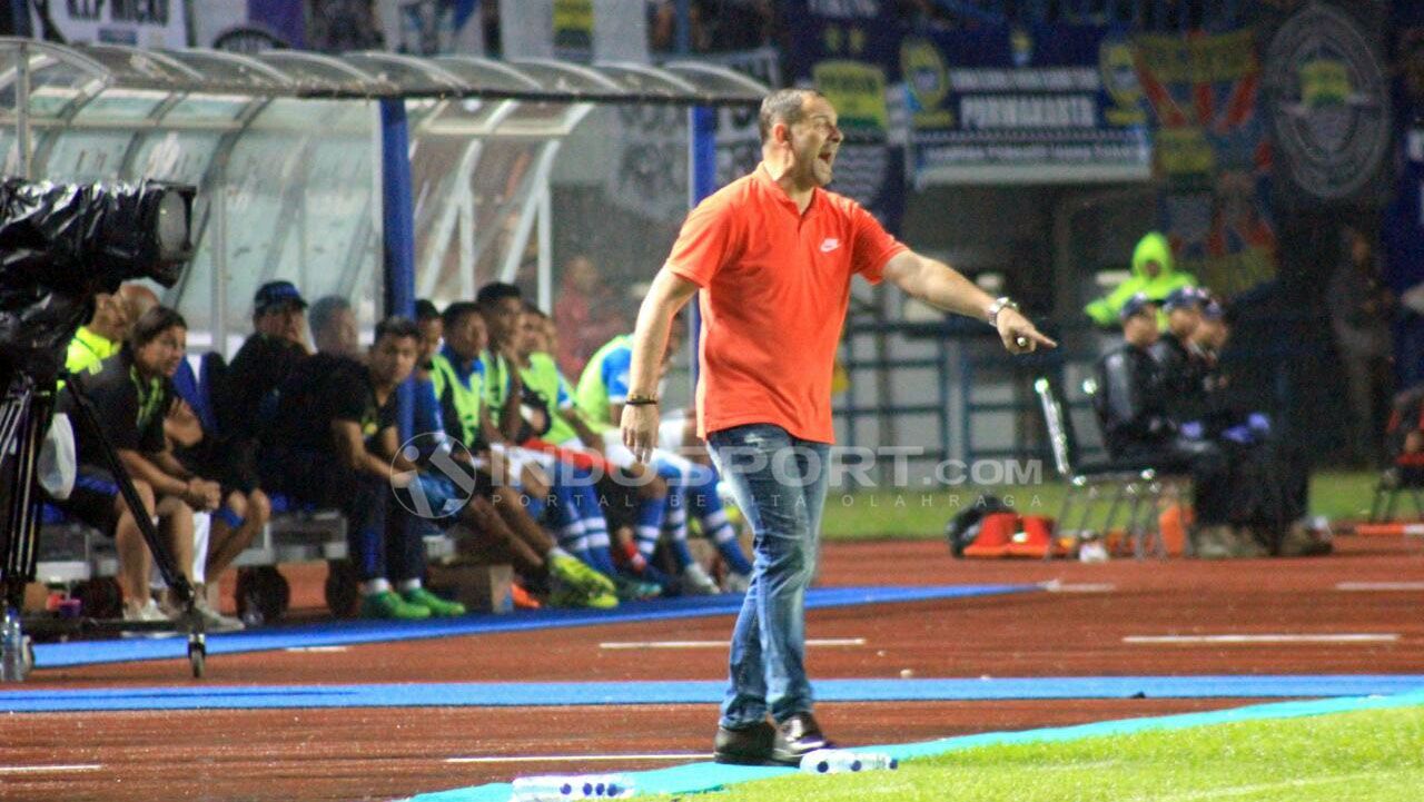 Ezechiel N'Douassel membawa bola ke arah gawang Borneo FC, Copyright: Â© Aarif Rahman/INDOSPORT