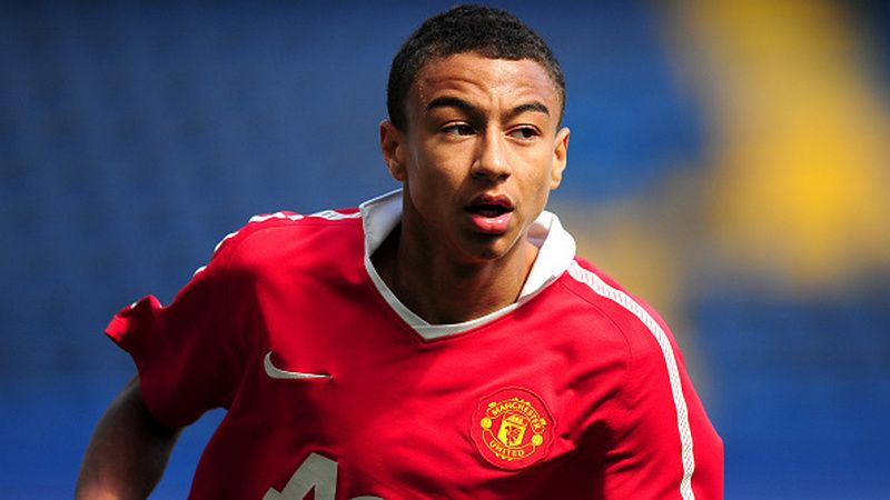 Jesse Lingard vs Alberto Moreno, pemain Liverpool. Copyright: Â© INDOSPORT