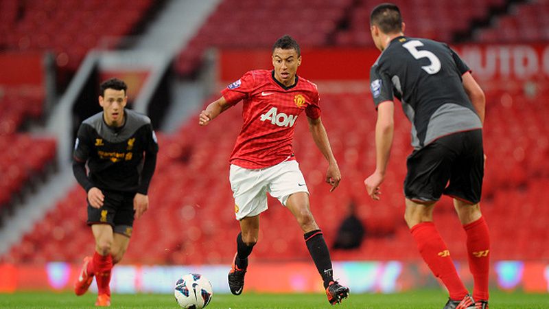 Jesse Lingard vs Alberto Moreno, pemain Liverpool. Copyright: Â© INDOSPORT