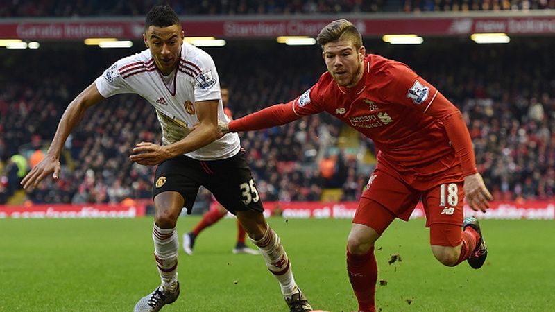 Jesse Lingard vs Alberto Moreno, pemain Liverpool. Copyright: © Getty Image