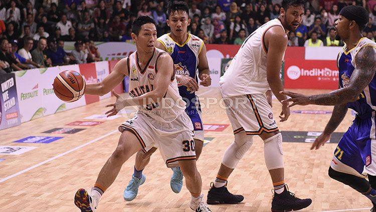 Xaverius Prawiro (kiri) sedang menguasai bola. Copyright: © INDOSPORT/Herry Ibrahim