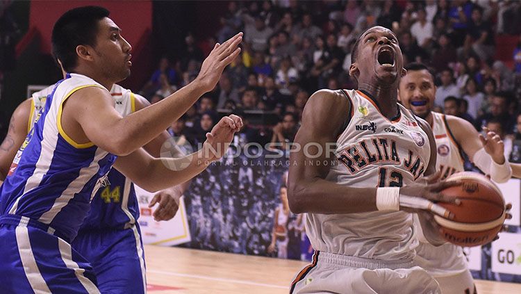 Aksi CJ Giles saat ingin melakukan slam dunk. Copyright: © INDOSPORT/Herry Ibrahim