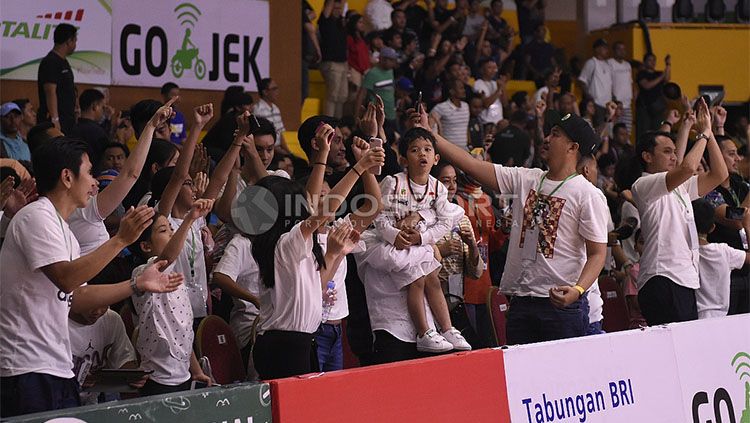 Selebrasi para pemain Pelita Jaya usai mengalahkan Satria Muda. Copyright: Â© INDOSPORT/Herry Ibrahim