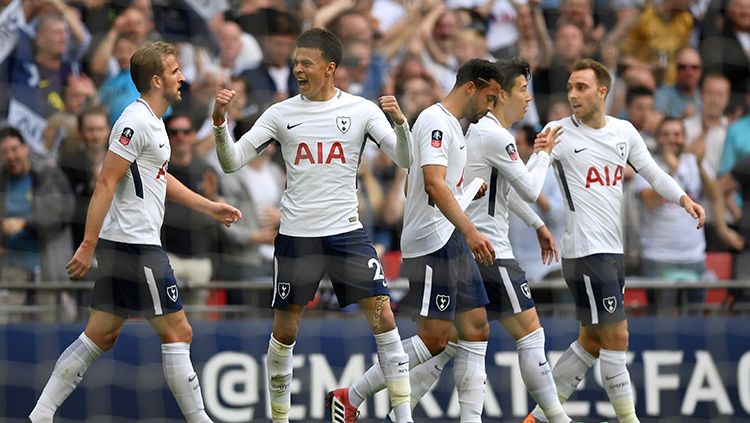 Skuat Spurs saat merayakan gol Alli Copyright: © Getty Image