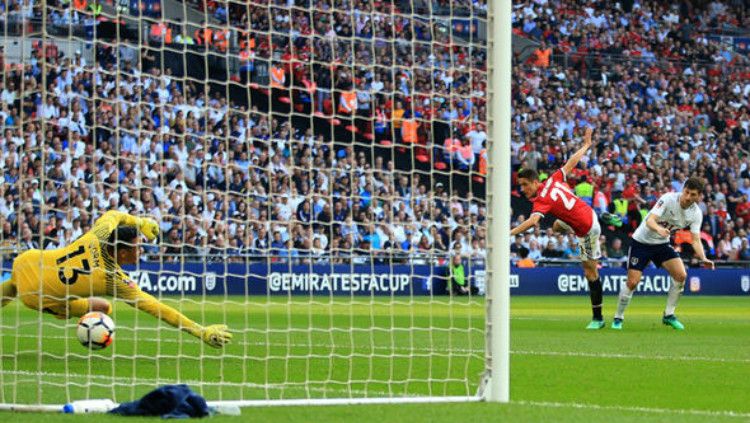 Gol Ander Herrera memastikan Manchester United mencapai semifnal Piala FA keduanya dalam tiga musim terakhir (21/04/18). Copyright: Â© AP