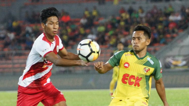 Pemain Kedah FA Andik Vermansah dilanggar lawan mereka, Kelantan FA. Copyright: © Ofisial Kedah FA