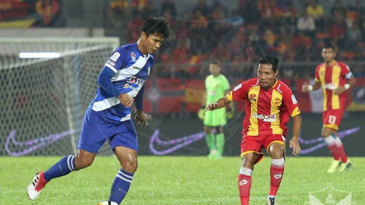 Pemain Kuala Lumpur FA Ahmad Jufriyanto (kiri) dan pemain Selangor FA Evan Dimas (kanan). Copyright: © Ofisial Selangor FA