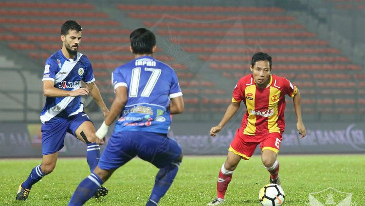 Pemain Selangor FA Ilham Udin Armaiyn dan Evan Dimas. Copyright: Â© Ofisial Selangor FA