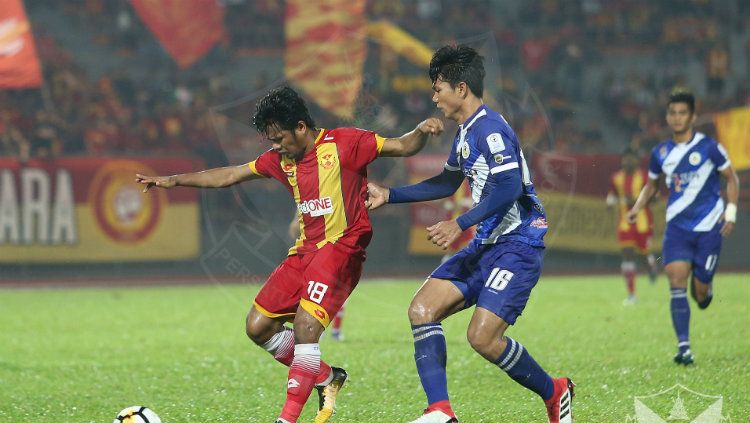 Pemain Selangor FA Ilham Udin Armaiyn (kiri) dan pemain Kuala Lumpur FA Ahmad Jufriyanto (kanan). Copyright: © Ofisial Selangor FA