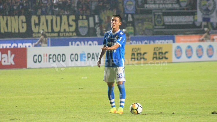 Persib Bandung dan Persija Jakarta. Copyright: Â© Grafis: Eli Suhaeli/INDOSPORT