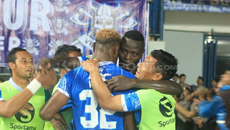 Selebrasi Mario Gomez usai Persib Bandung menang atas Borneo FC. Copyright: Â© Aarif Rahman/INDOSPORT