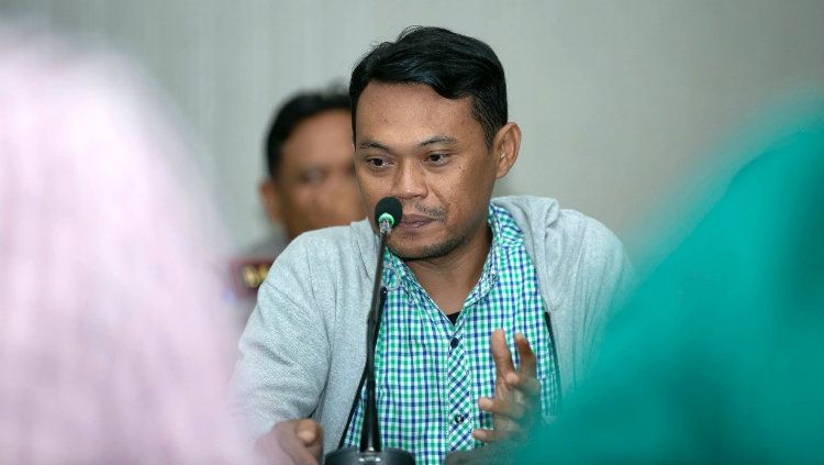Pentolan suporter Bonek Andie Peci turut komentari sikap Persebaya Surabaya yang tolak kompetisi sepak bola nasional Liga 1 2020 dilanjutkan. Copyright: © persebaya.id