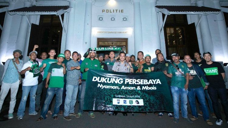 Para Suporter Persebaya Surabaya diimbau untuk hitamkan Stadion Gelora Bung Tomo saat hadapi Sriwijaya. Copyright: © persebaya.id