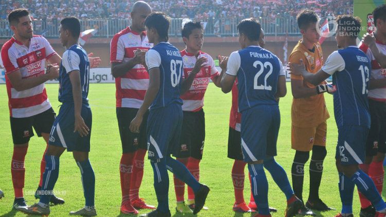 Para pemain Arema dan Madura saling bersalaman sebelum pertandingan mulai. Copyright: © liga-indonesia.id