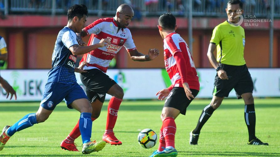 Pemain Madura United saat menghadapi Arema FC. Copyright: © liga-indonesia.id