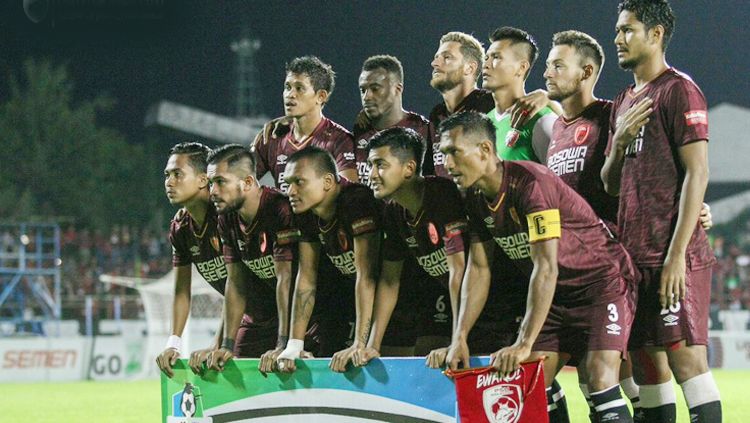 Syamsuddin Umar di tengah (kepala plontos) didampingi sejumlah mantan pemain PSM Makassar. Copyright: Â© Wira Wahyu Utama/INDOSPORT