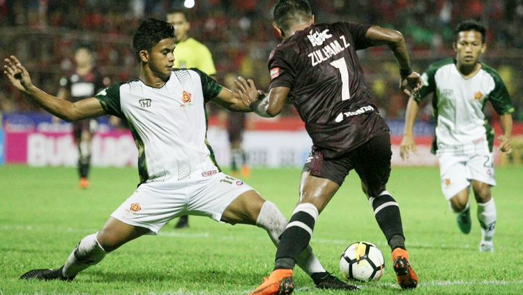 Zulham Zamrun berusaha melewati pemain PS TIRA. Copyright: © PSM Makassar