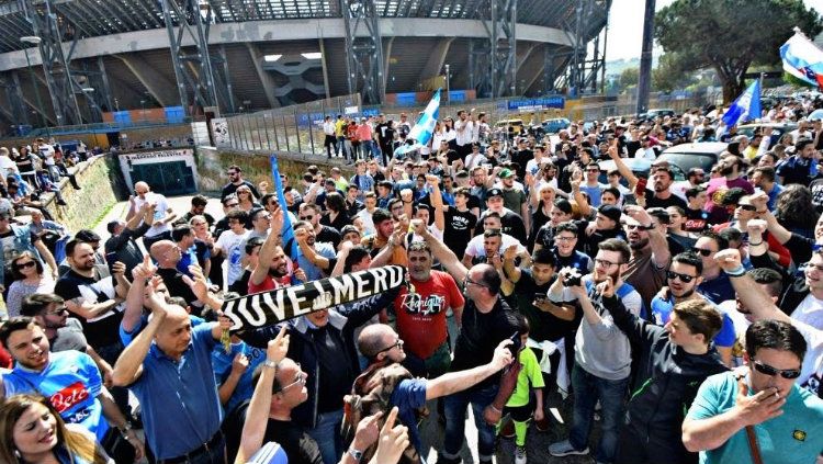 Fans Napoli turut hadir di stadion saat bersua dengan Manchester City pada penyisihan grup Liga Champions (18/10/17). Copyright: Â© INDOSPORT