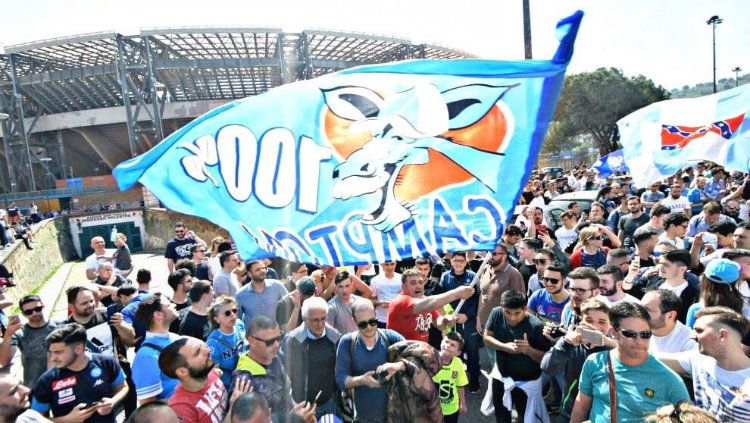 Fans Napoli turut hadir di stadion saat bersua dengan Manchester City pada penyisihan grup Liga Champions (18/10/17). Copyright: Â© INDOSPORT