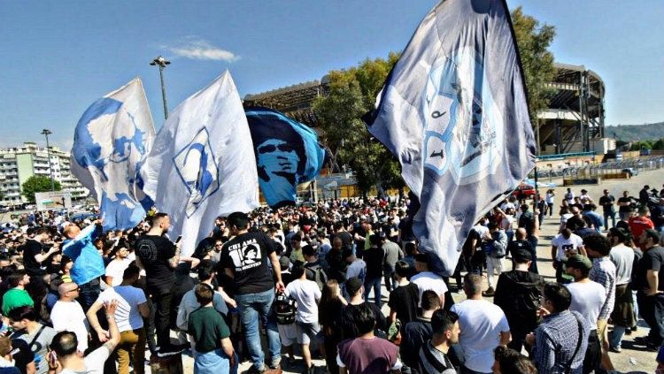 Para suporter Napoli yang berasal dari Campania tidak diizinkan membeli tiket pertandingan kontra Juventus. Copyright: &copy; twitter/everything Napoli