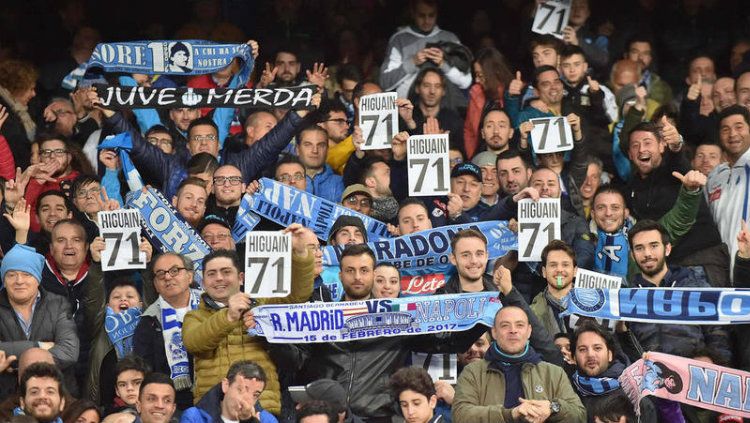 Fans Napoli turut hadir di stadion saat bersua dengan Manchester City pada penyisihan grup Liga Champions (18/10/17). Copyright: Â© INDOSPORT