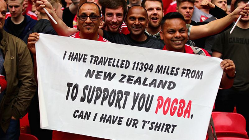 Fans Paul Pogba yang datang dari Selandia Baru. Copyright: © Getty Image