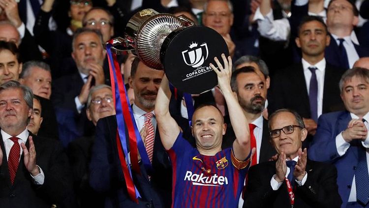 Andres Iniesta saat mengangkat trofi Copa Del Rey. Copyright: © Getty Image