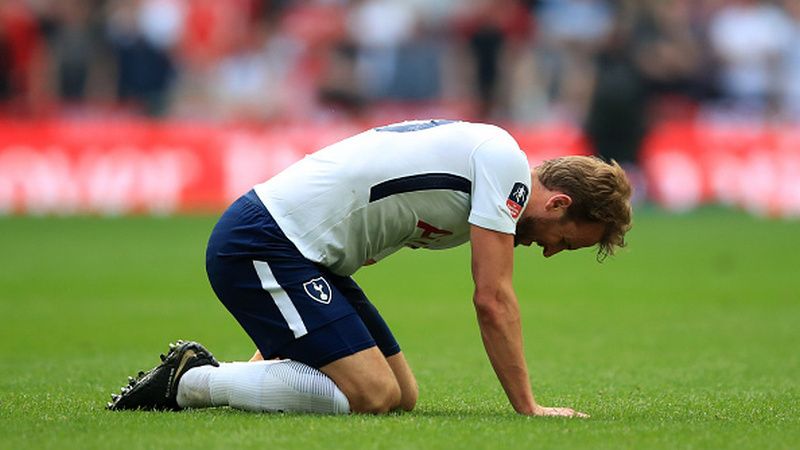 Harry Kane tertunduk lesu pasca kalah dari Man United. Copyright: © Getty Image