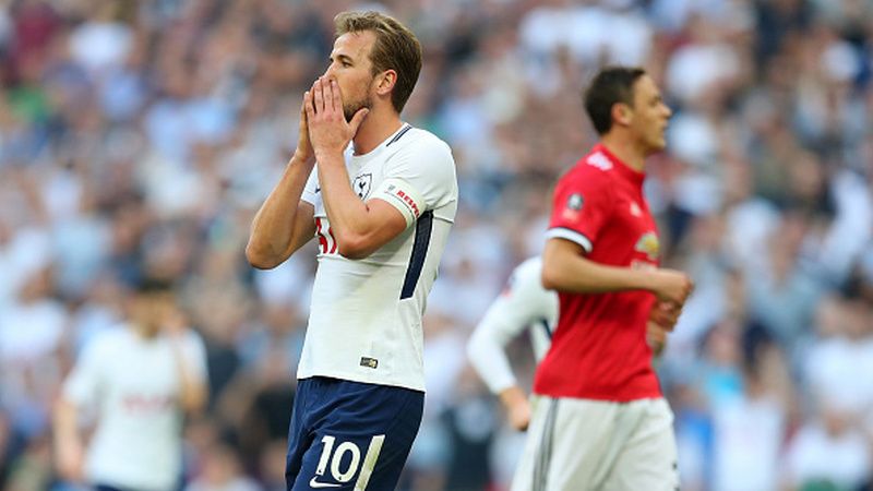 Harry Kane kecewa pasca kalah dari Man United. Copyright: © Getty Image