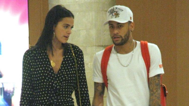 Neymar dan Bruna Marquezine menghabiskan waktu berbelanja di sebuah mall Brasil. Copyright: © The Sun