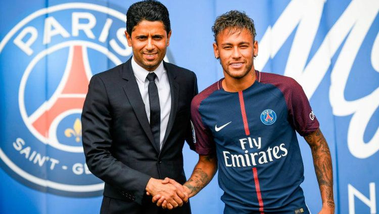 Nasser Al-Khelaifi yang dipercaya bisa selamatkan karier Lionel Messi dari Barcelona selayaknya Neymar malah diteriaki pencuri. Copyright: © The Sun