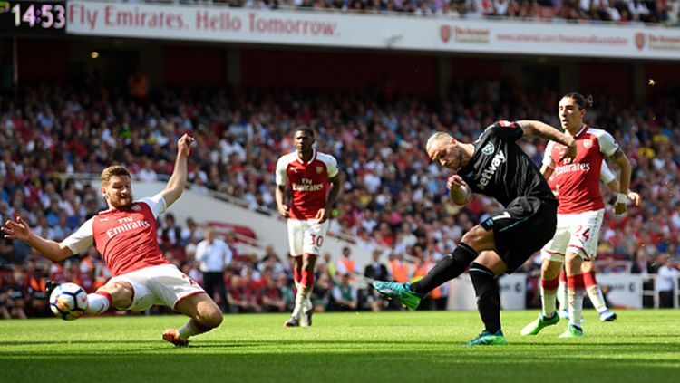 Striker West Ham United, Marko Arnautovic, dalam aksinya membela West Ham kontra Arsenal. Copyright: © Getty Image