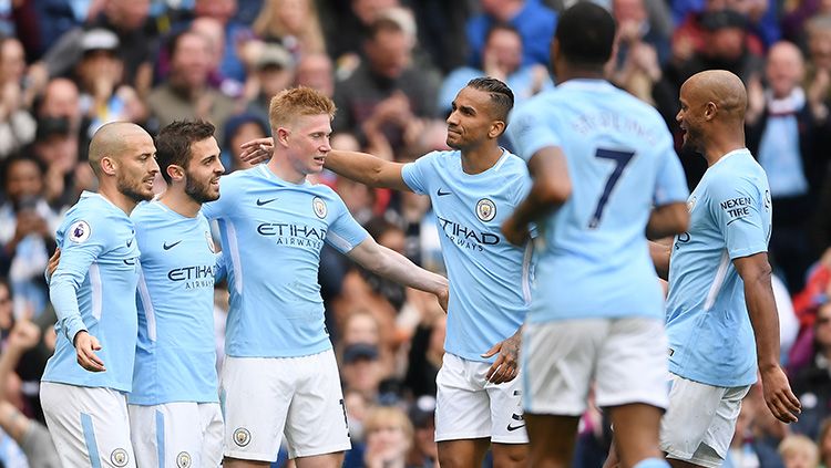 Para pendukung Man City turun ke lapangan merayakan kemenangan.  . Copyright: Â© INDOSPORT