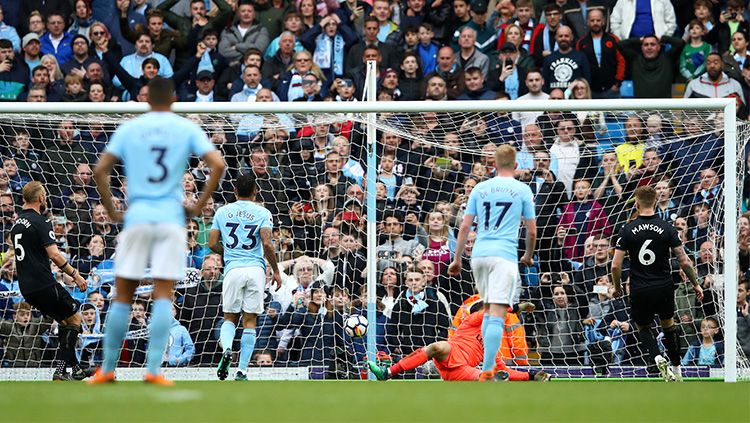 Para pendukung Man City turun ke lapangan merayakan kemenangan.  . Copyright: Â© INDOSPORT