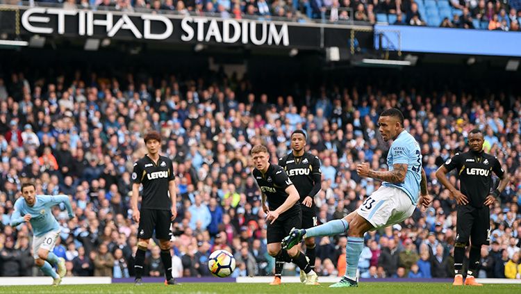 Gabriel Jesus hendak menendang Penalti Copyright: © Getty Images