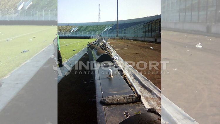 LED Board yang rusak akibat kerusuhan pada laga Arema kontra Persib Copyright: © INDOSPORT/Ian Setiawan