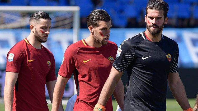 Para pemain AS Roma mencoret wajah mereka dengan warna merah. Copyright: © AS Roma