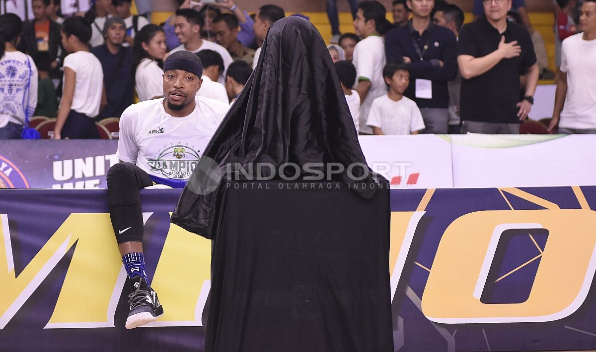 Jamarr Andre Johnson (kanan), power forward Satria Muda Pertamina Jakarta berduel dengan power forward Pelita Jaya Jakarta, Ponsianus 'Komink'  Nyoman Indrawan. Copyright: Â© Instagram Satria Muda Pertamina Jakarta