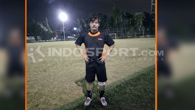 Mantan pelatih kiper Persib Bandung dan Timnas Indonesia, Gatot Prasetyo, merasa kehilangan sosok Ricky Yacobi yang meninggal dunia, akibat serangan jantung. Copyright: © Yohanes Ishak/INDOSPORT