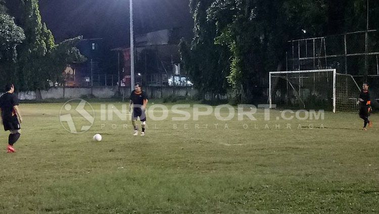 Ricky Yacobi (tengah) saat latihan bersama teman-temannya. Copyright: © Yohanes Ishak/INDOSPORT