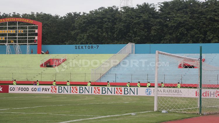 LA Mania atau suporter Persela Lamongan penuhi Stadion Gelora Delta. Copyright: Â© Fitra Herdian/INDOSPORT