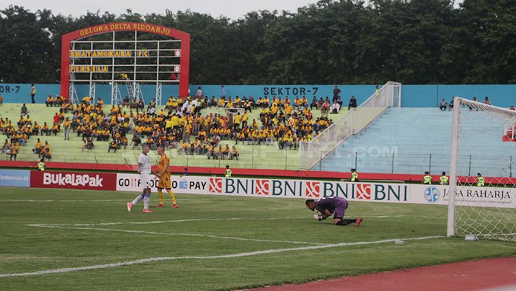 Suporter Bhayangkara FC tampak sepi di Stadion Gelora Delta. Copyright: © Fitra Herdian/INDOSPORT