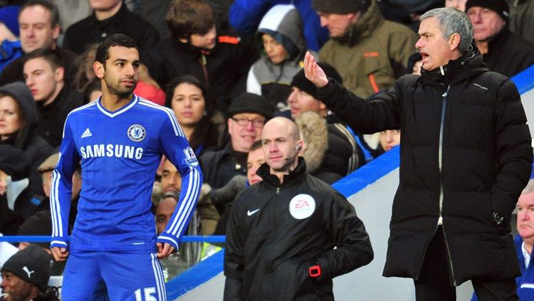 Jose Mourinho dan Mohamed Salah. Copyright: Â© INDOSPORT