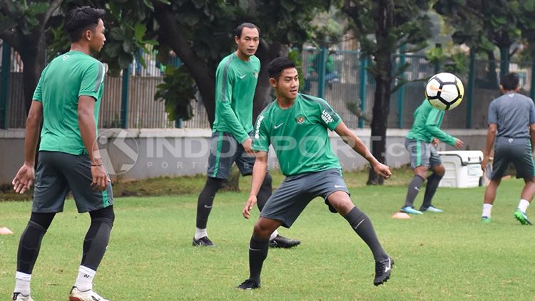 Hansamu Yama dalam sesi latihan bersama rekan satu timnya.  Copyright: © Herry Ibrahim/INDOSPORT