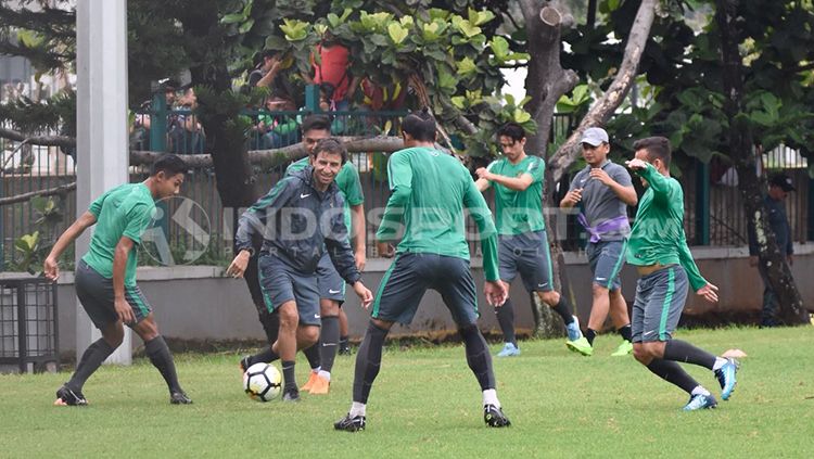 Luis Milla tengah membawa bola dalam sesi latihan untuk mempersiapkan menuju ajang Anniversary Cup 2018. Herry Ibrahim Copyright: © Herry Ibrahim/INDOSPORT