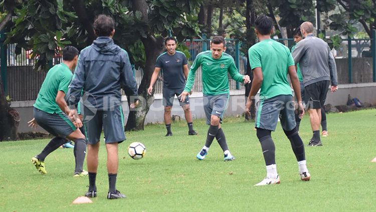 Egy Maulana Vikri mengumpan bola ke arah rekannya. Herry Ibrahim Copyright: © Herry Ibrahim/INDOSPORT